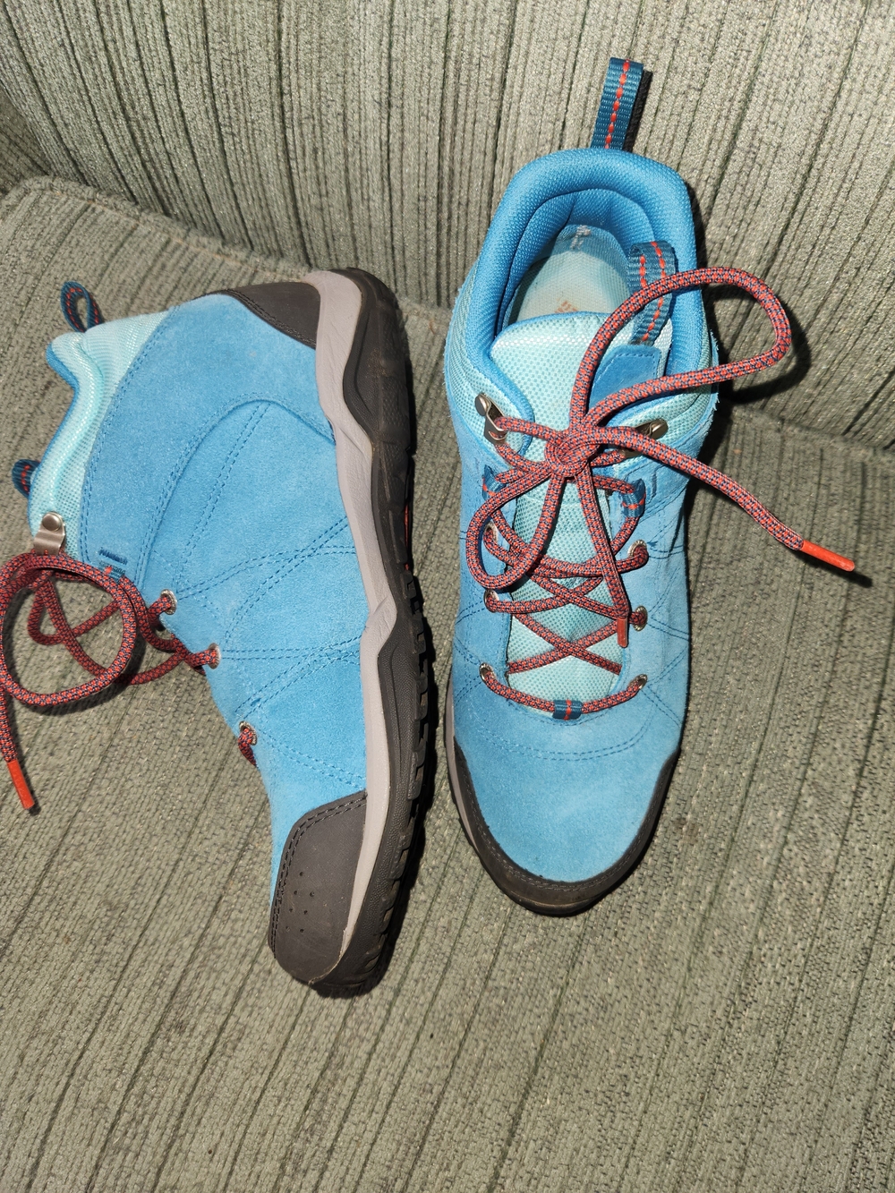 🍉Columbia Lace-Up Boots in Bright Blue with Contrasting Burgundy Laces